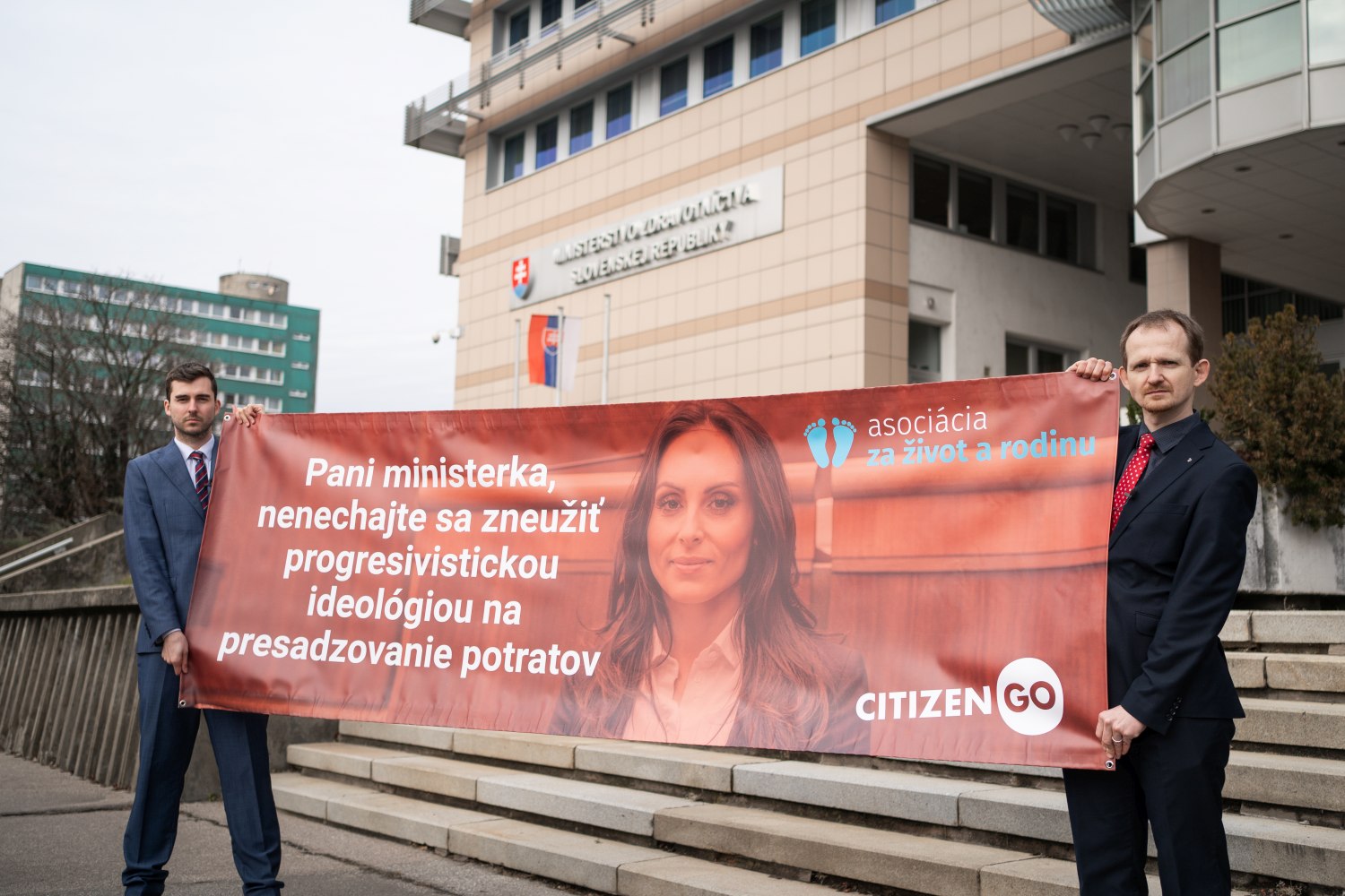 TS: Petíciu s takmer 12 000 podpismi proti zavedeniu potratovej tabletky odovzdali ministerke Dolinkovej